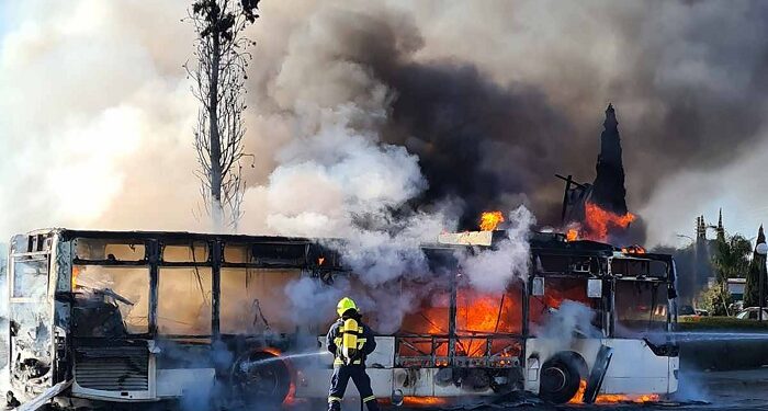 Λεωφορείο που μετέφερε μαθητές στο Γυμνάσιο Κιτίου τυλίχθηκε στις φλόγες