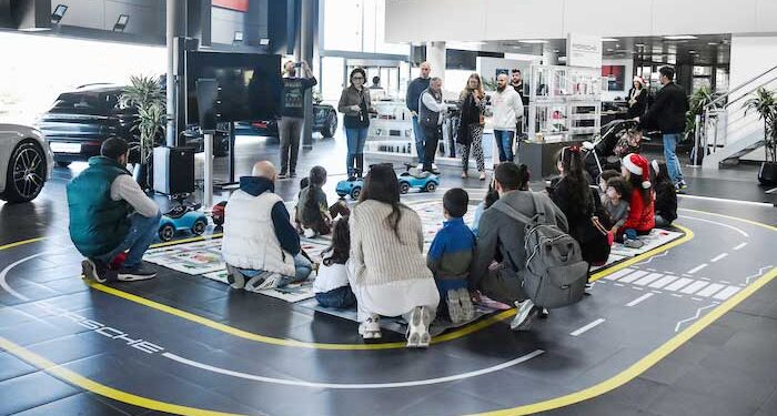 Παιδικά χαμόγελα και φωνές κατέκλυσαν το Showroom της Porsche, το Σάββατο 2 Δεκεμβρίου, στο πλαίσιο της Παιδικής Εκδήλωσης Οδικής Ασφάλειας που διοργάνωσε η Porsche Κύπρου. Μία εκδήλωση που εντάσσεται σε ένα ευρύτερο πρόγραμμα Εταιρικής Κοινωνικής Ευθύνης, που έχει υιοθετήσει η Porsche Κύπρου με δράσεις εκπαίδευσης και ενημέρωσης των παιδιών σε θέματα οδικής ασφάλειας. Κατά τη διάρκεια της εκδήλωσης τα παιδιά παρακολουθήσαν από μέλος της Αστυνομίας Κύπρου, θεωρητικό εργαστήριο με βασικούς κανόνες οδικής ασφάλειας, όπως η διάβαση πεζών, τα φώτα τροχαίας, η ζώνη ασφαλείας κ.ά., ενώ με το πέρας του μαθήματος εφάρμοσαν όλα όσα έμαθαν, μέσα από πρακτική άσκηση και παιχνίδι, οδηγώντας πρότυπα αυτοκινητάκια της Porsche. Στην εκδήλωση τα παιδιά είχαν επίσης την ευκαιρία να δημιούργησαν τη δική τους βιώσιμη πόλη με κύριο θέμα την οδική ασφάλεια. Βάζοντας την παιδική τους φαντασία να δουλέψει, σχεδίασαν και έφτιαξαν με ανακυκλώσιμα και βιώσιμα υλικά μια ζωντανή πόλη με: συνοικιακά κτίρια, φανάρια, προειδοποιητικά σήματα, αυτοκίνητα, κατοίκους, διαβάσεις πεζών κ.ά. Στον εξωτερικό χώρο του Showroom βρισκόταν ακόμη το πυροσβεστικό όχημα Πήγασος 1 του SupportCY, αλλά και περιπολικό όχημα της αστυνομίας. Εκεί το Σώμα Εθελοντών του SupportCY προσκαλούσε τα παιδάκια, ώστε να γνωρίσουν από κοντά τα οχήματα. Φυσικά, ο ενθουσιασμός τους δεν κρυβόταν, ειδικότερα τη στιγμή που μαζί με τους εθελοντές δοκίμασαν να εκτοξεύσουν νερό με τη μάνικα του πυροσβεστικού. Και εκεί που κυλούσαν όλα ομαλά, ακούστηκαν καμπάνες και με μαγικό τρόπο εμφανίστηκε ο Άγιος Βασίλης, σκορπώντας μεγάλη χαρά στους μικρούς μας φίλους. Ο αγαπημένος Άγιος των παιδιών κάθισε σε μία τεράστια πολυθρόνα δίπλα από το χριστουγεννιάτικο δέντρο και μοίραζε δώρα σε όλους. Η Παυλίνα Ιακωβίδου, Marketing & PR Manager της A.I. Motokinisi Ltd, αφού εξέφρασε τη χαρά της που το Showroom της Porsche γέμισε με μικρά παιδιά φτιάχνοντας μία αλλιώτικη ατμόσφαιρα σημείωσε πως: «Η Παιδική Εκδήλωση Οδικής Ασφάλειας, αποτελεί την αφετηρία ενός προγράμματος ενημέρωσης που έχει αναλάβει η Porsche Κύπρου με την υποστήριξη του SupportCY της Τράπεζας Κύπρου. Προγραμματίζουμε μια σειρά δράσεων προς αυτήν την κατεύθυνση, και είμαστε ιδιαίτερα χαρούμενοι που το 2024 η Εταιρική Κοινωνική Ευθύνη της Porsche θα έχει ως πρωταγωνιστές τα παιδιά». Η εκδήλωση ολοκληρώθηκε με μεγάλη επιτυχία, προσφέροντας στα παιδιά και στις οικογένειές τους ένα διασκεδαστικό και εκπαιδευτικό πρωινό. H εταιρεία A.I. Motokinisi Ltd είναι ο αποκλειστικός αντιπρόσωπος των αυτοκινήτων Porsche στην Κύπρο με εκθεσιακούς χώρους σε Λευκωσία και Λεμεσό.